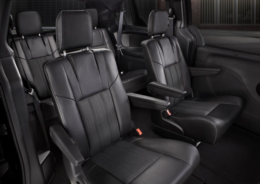  Chrysler Town & Country S 2013 года  (фото 6 из 12)